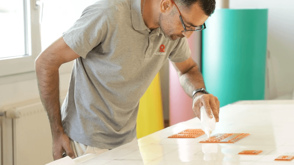 Man prepares plates work at Flexocolor